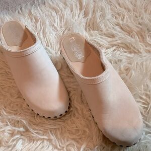 Stylish Cream Leather Mules